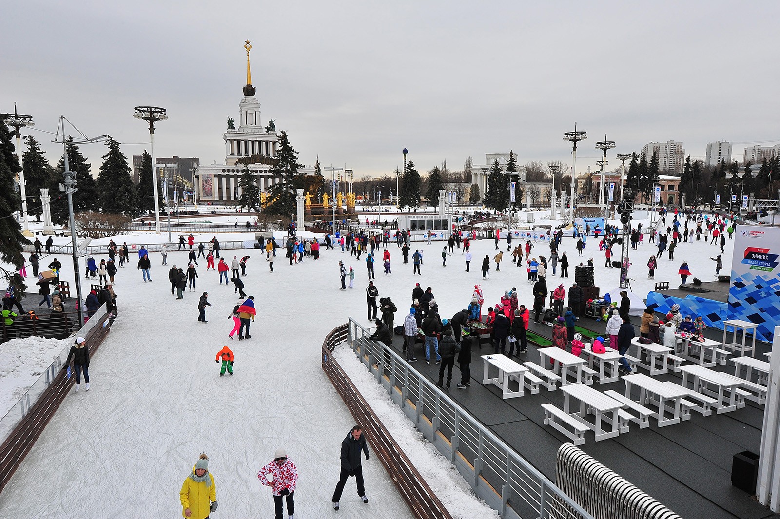 Парковка возле катка ВДНХ